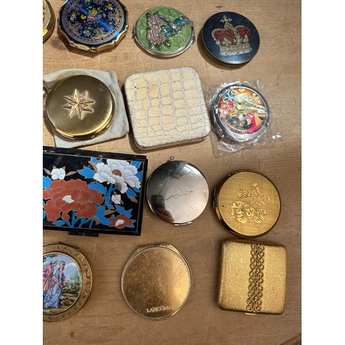 255 - Approximately 20 Vintage Compacts including Stratton