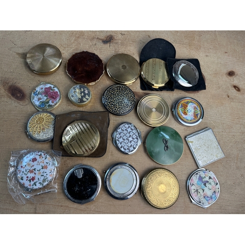 257 - Approximately 20 Vintage Compacts including Stratton