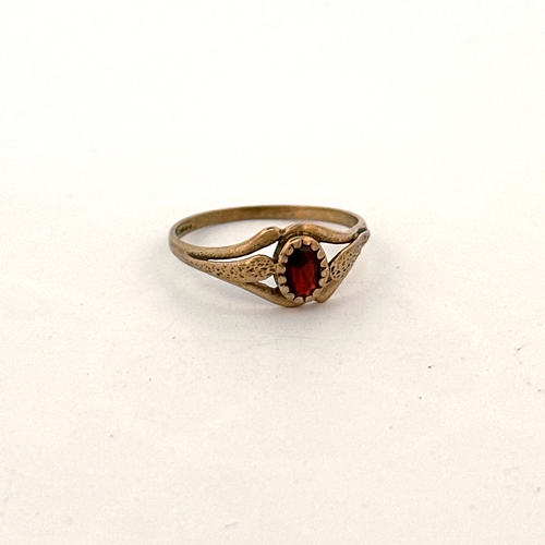 20 - 9ct Gold Ring set with Garnet size N 1.22g