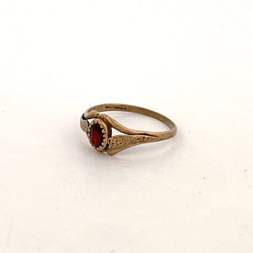 20 - 9ct Gold Ring set with Garnet size N 1.22g