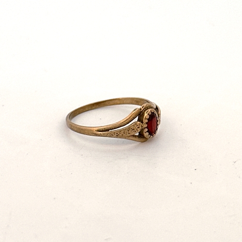 20 - 9ct Gold Ring set with Garnet size N 1.22g