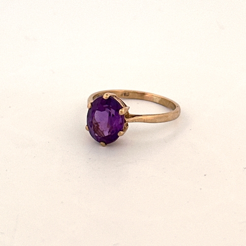 21 - 9ct Gold Ring set with Amethyst style stone 2.04g size P