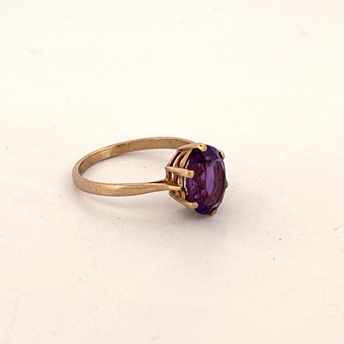 21 - 9ct Gold Ring set with Amethyst style stone 2.04g size P