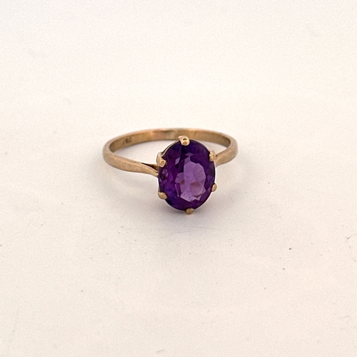 21 - 9ct Gold Ring set with Amethyst style stone 2.04g size P