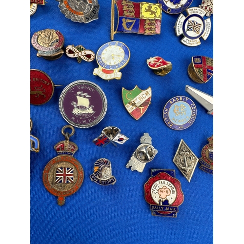 142 - Vintage & Antique WW1 Medal & Pin Badges including Enamel, Golly Badge, Military &^ Sporting Badges ... 