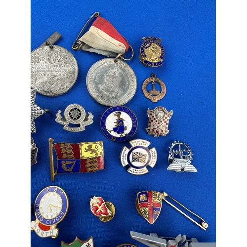 142 - Vintage & Antique WW1 Medal & Pin Badges including Enamel, Golly Badge, Military &^ Sporting Badges ... 