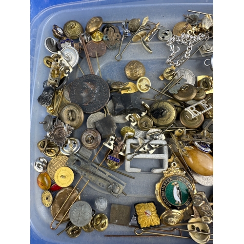 392 - Quantity of Small Interesting items including: Badges & Buttons