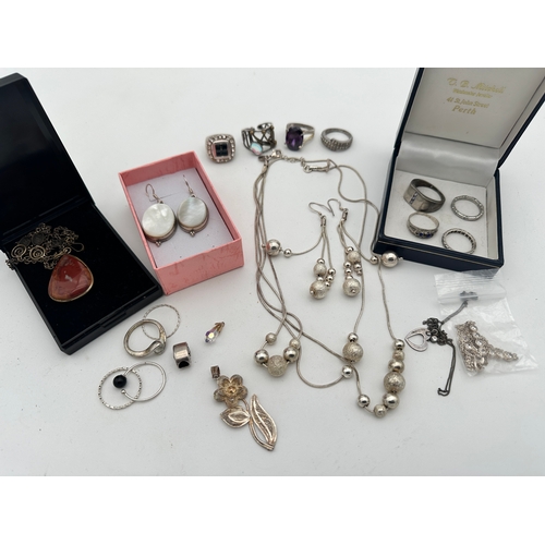 819 - Group of Silver & White Metal Jewellery