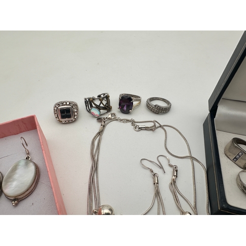 819 - Group of Silver & White Metal Jewellery