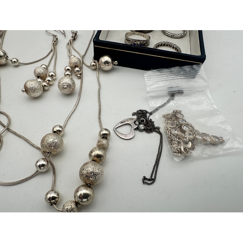 819 - Group of Silver & White Metal Jewellery