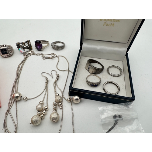 819 - Group of Silver & White Metal Jewellery