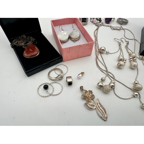 819 - Group of Silver & White Metal Jewellery