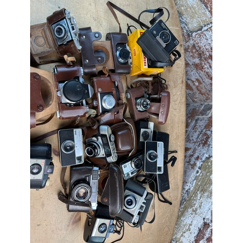 751 - Approx. 18 Vintage Cameras inc. Minolta, Praktica, Halina, Зоркий (Zorki) etc.