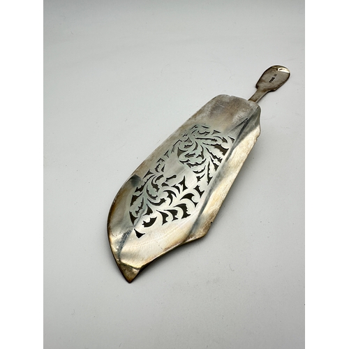 35 - George III Hallmarked Silver Fish Slice, London 1828 by William Eaton - 179.8g...