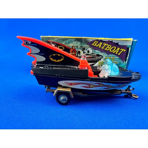 325 - Corgi Batboat with Trailer