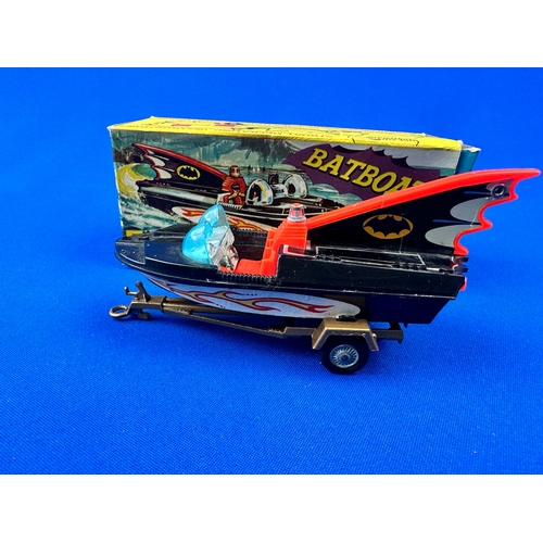 325 - Corgi Batboat with Trailer