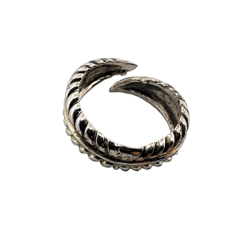 138 - Unusual Silver ‘Feather’ Band Ring. Stamped 925, Size R 4.9g