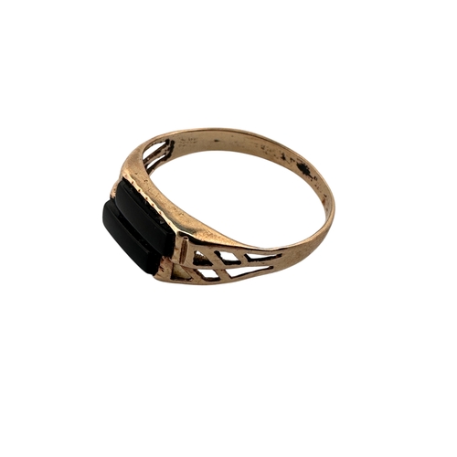 185 - Nine Carat Gold & Onyx Ring, size P, 1.75g