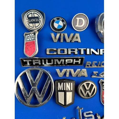 359 - Automobilia - Group of Vintage Car Badges