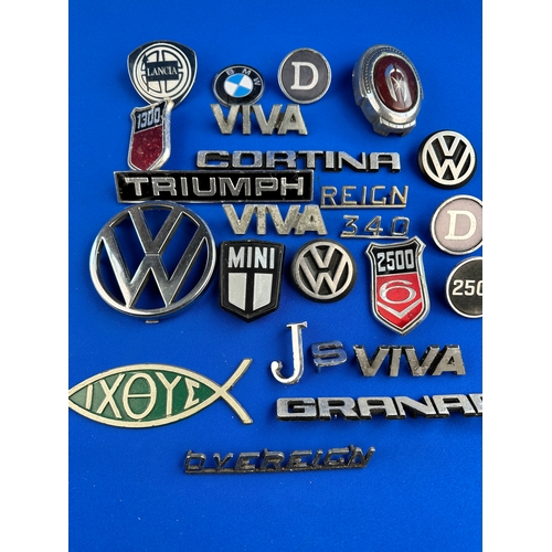 359 - Automobilia - Group of Vintage Car Badges