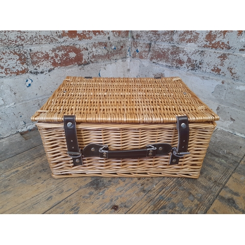 550 - Wicker Picnic Hamper w/ Leather Straps and Handles - 40 x 30 x 20cm