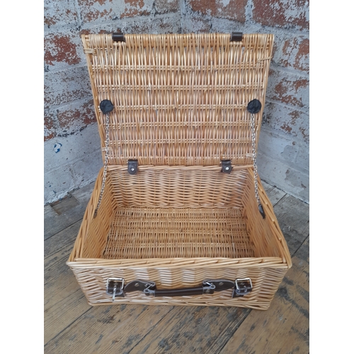 550 - Wicker Picnic Hamper w/ Leather Straps and Handles - 40 x 30 x 20cm