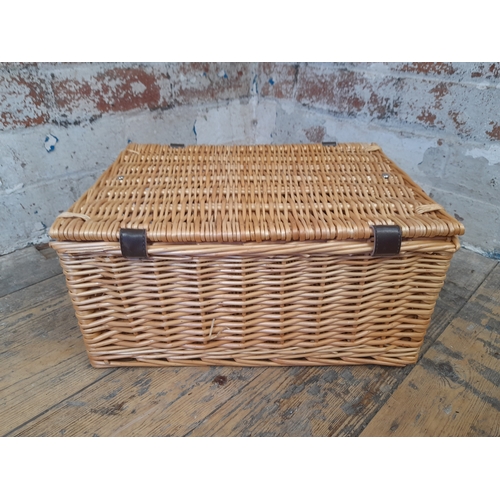 550 - Wicker Picnic Hamper w/ Leather Straps and Handles - 40 x 30 x 20cm