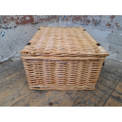 550 - Wicker Picnic Hamper w/ Leather Straps and Handles - 40 x 30 x 20cm