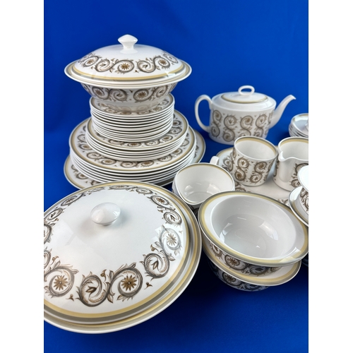 556 - Wedgwood, Susie Cooper Venetia Pattern Dinner, Tea & Coffee Service