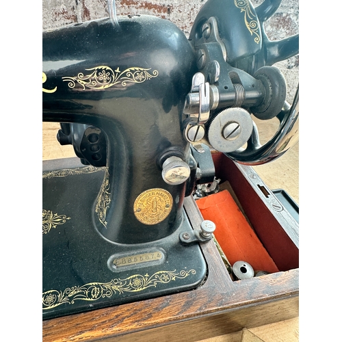 527 - Singer Sewing Machine, Model 99 with lamp