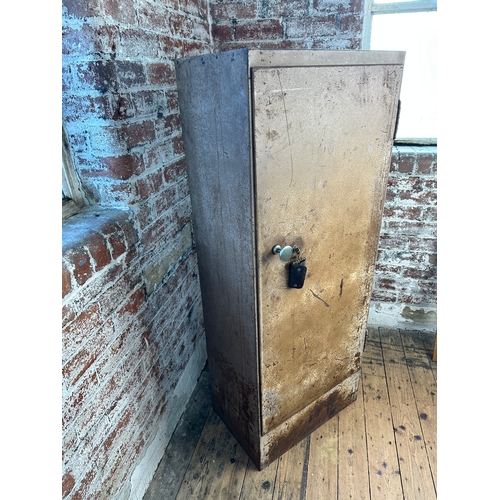 733 - Metal Lockable Cabinet