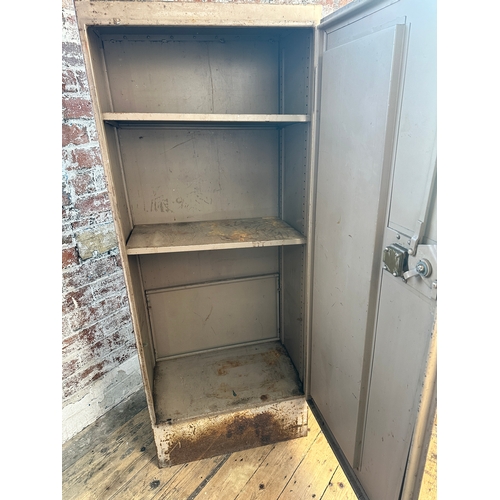 733 - Metal Lockable Cabinet