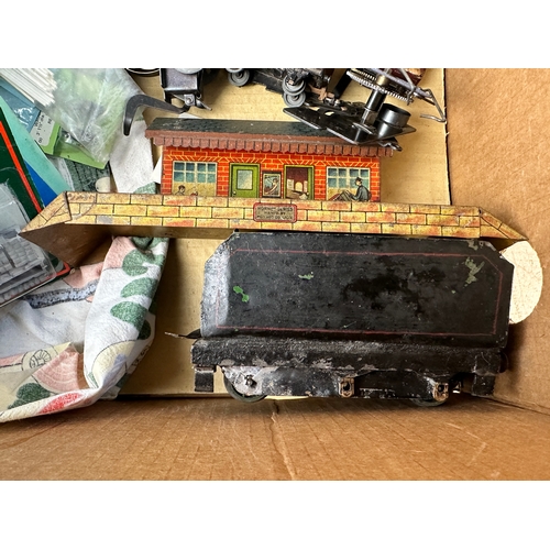 390 - O Gauge & Other Vintage Model Train Items