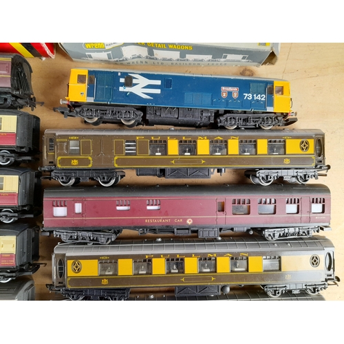 412 - Assorted Manufacturer Boxed and Unboxed OO Locomotives and Carriages