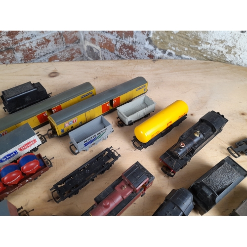 414 - Assorted Manufacturer OO Locomotives and Rolling Stock for Spares and Repairs