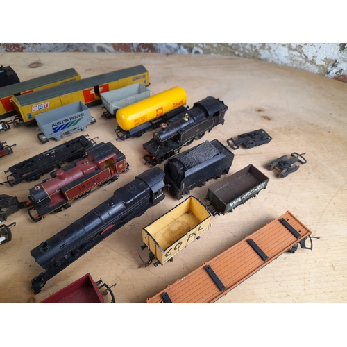 414 - Assorted Manufacturer OO Locomotives and Rolling Stock for Spares and Repairs