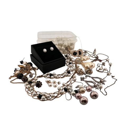 613 - Vintage Costume Jewellery Items