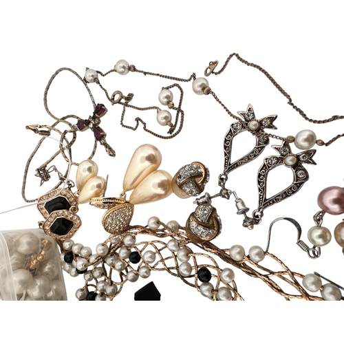 613 - Vintage Costume Jewellery Items