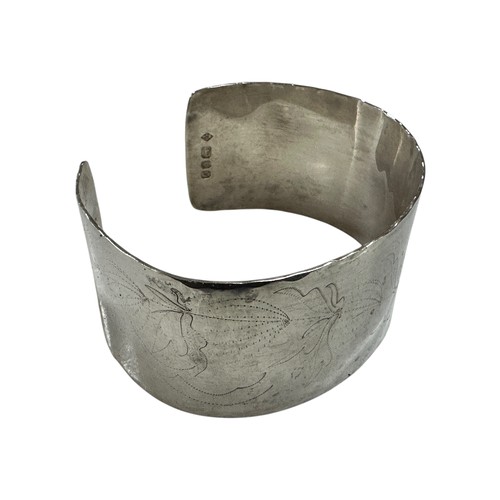 38 - Handwrought Silver Cuff Bangle with Stipple Engraving - fully hallmarked for London 1968, maker FF, ... 