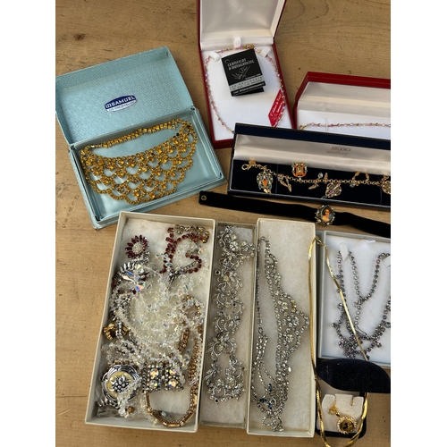 202 - Collection of Vintage and Modern Costume Jewellery