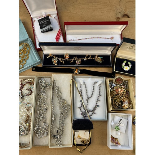 202 - Collection of Vintage and Modern Costume Jewellery