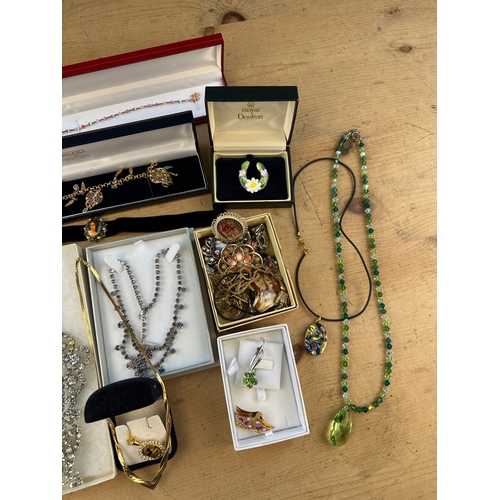 202 - Collection of Vintage and Modern Costume Jewellery