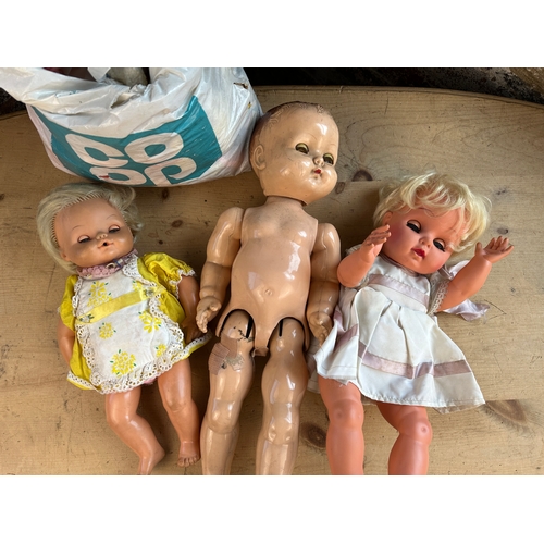 226 - Vintage Dolls and Doll Clothing inc. Politoy, Chiltern and Walking Roddy Doll a/f