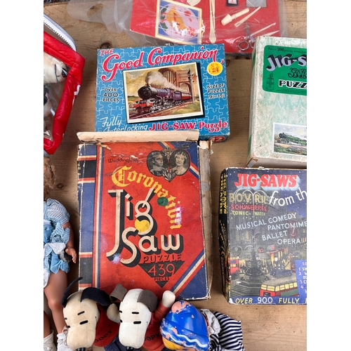 211 - Vintage Jigsaws, Dolls & Toys