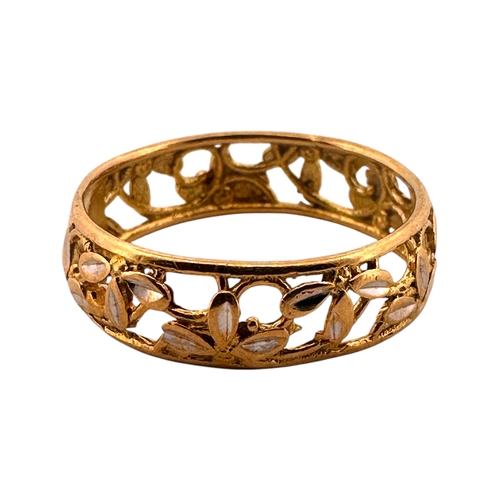 118 - Eighteen Carat Gold Band Ring with Pierced Floral Detail. Size O. 2.37g