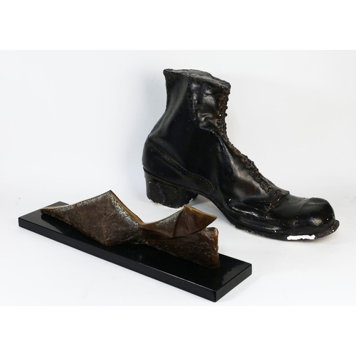 1301 - Tony Goldenberg, 
Turkish/British late 20th century - 

Arrow; 

bronze sculpture on marble base, H1... 