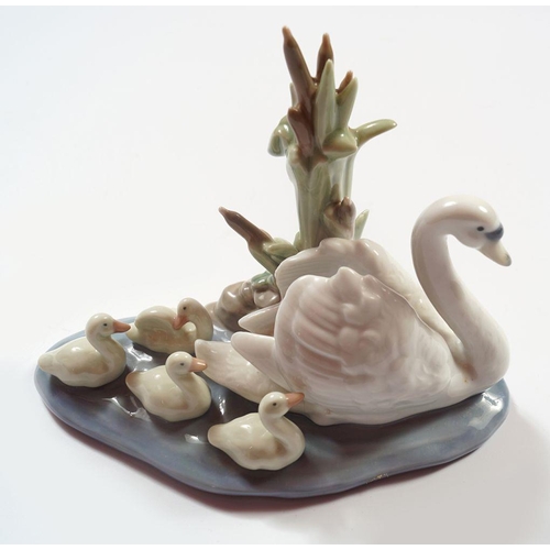 226 - LLADRO SWAN AND CYGNETS