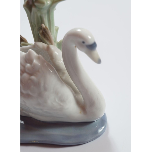 226 - LLADRO SWAN AND CYGNETS