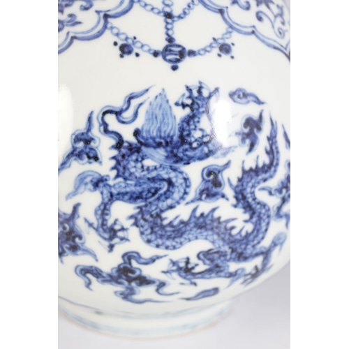 688 - CHINESE BLUE AND WHITE VASE