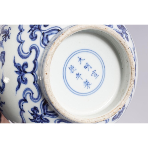 688 - CHINESE BLUE AND WHITE VASE